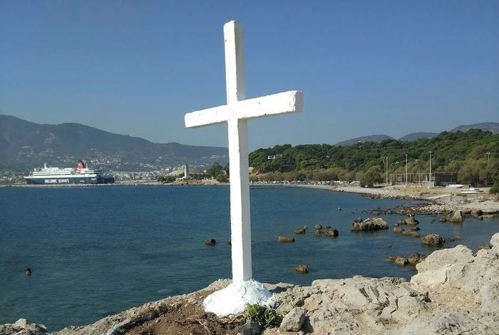 Επιστολή-σοκ από τους «αλληλέγγυους» Λέσβου: «Αφαιρέστε τους σταυρούς, ενοχλεί τους μετανάστες!» – «Παράνομη η τοποθέτηση»